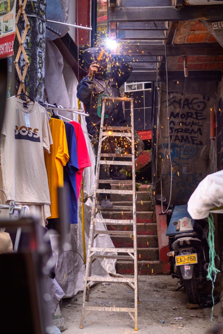«Comuna 13: Arte, historia y vida en las laderas de Medellín»
