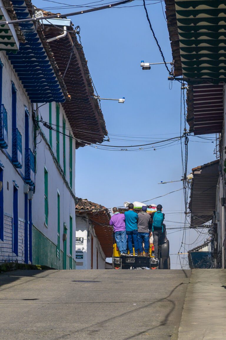 Salamina: Esquinas, balcones y trayectos